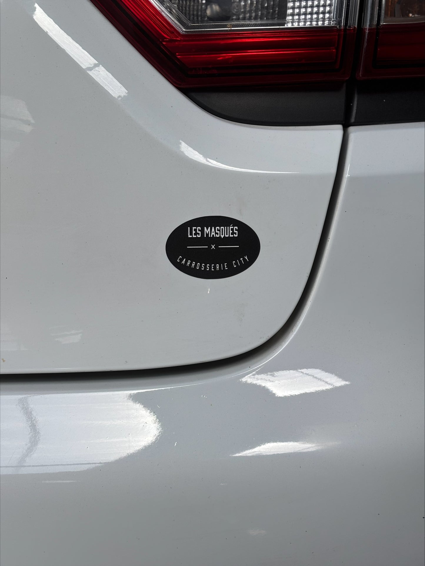 Sticker ovale « LES MASQUÉS × CARROSSERIE CITY » (1 PARTICIPATION AU CONCOURS)