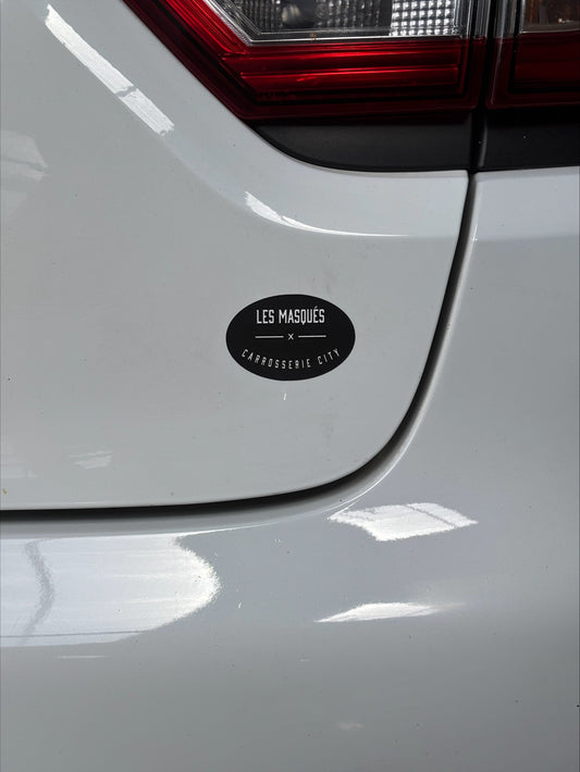 Sticker ovale « LES MASQUÉS × CARROSSERIE CITY »    (1 PARTICIPATION AU CONCOURS)