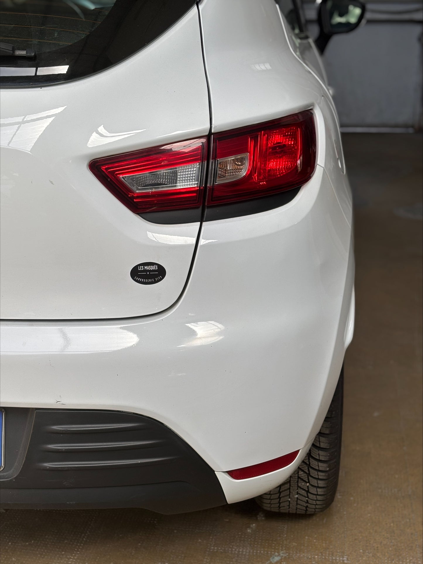 Sticker ovale « LES MASQUÉS × CARROSSERIE CITY »    (1 PARTICIPATION AU CONCOURS)