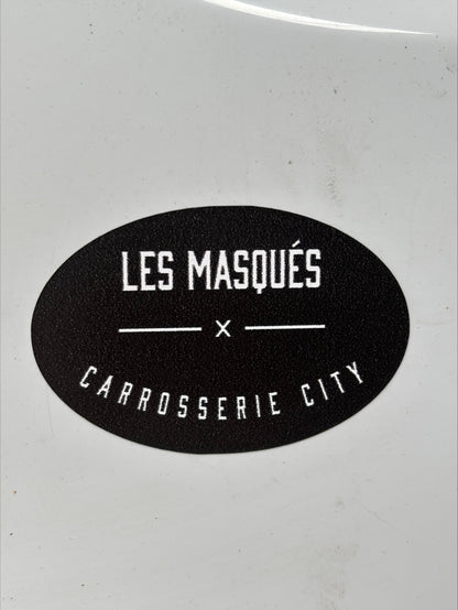 Sticker ovale « LES MASQUÉS × CARROSSERIE CITY »    (1 PARTICIPATION AU CONCOURS)
