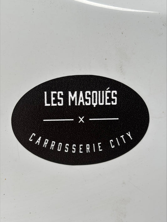 Sticker ovale « LES MASQUÉS × CARROSSERIE CITY »    (1 PARTICIPATION AU CONCOURS)